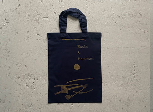 秋野ちひろ「本と金属」 bag （図録『本と金槌 / The Books and the Hummers』付)